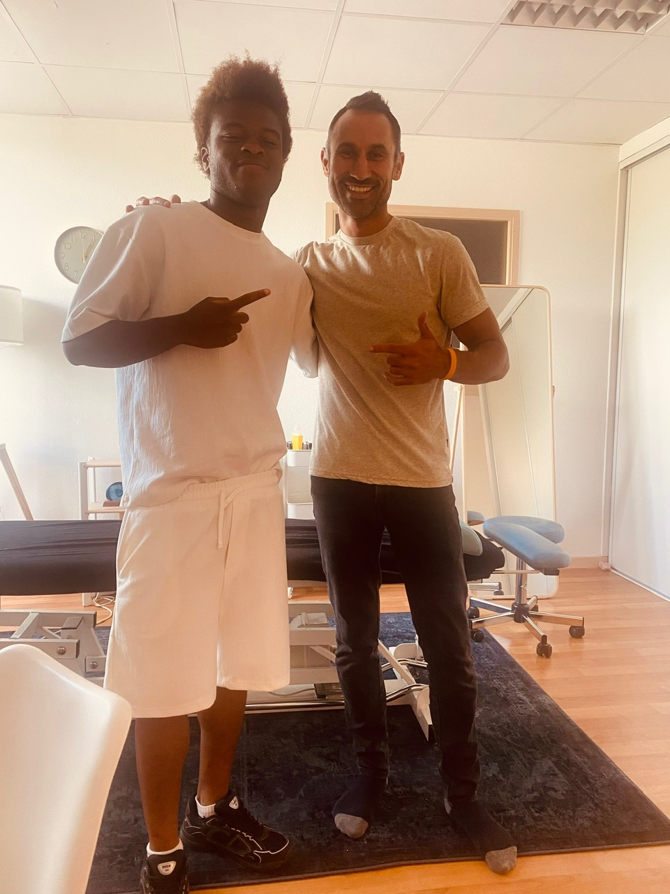 Enzo Molebe equipe de France espoir avec l'ostéopathe Lémard-Flavien Mourey Andrézieux-Bouthéon